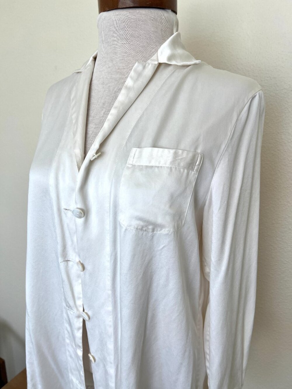 Lilysilk - Women's Silk Sleep Top - Ivory Shirt - Size Medium - Mulberry Silk - Picture 4 of 12